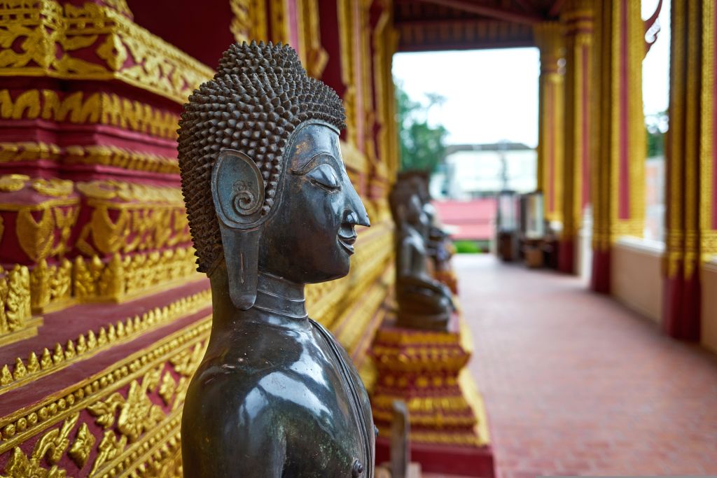 Statua di Buddha in bronzo nel tempio Wat Sisaket di Vientiane, tappa culturale di ogni viaggio in Laos