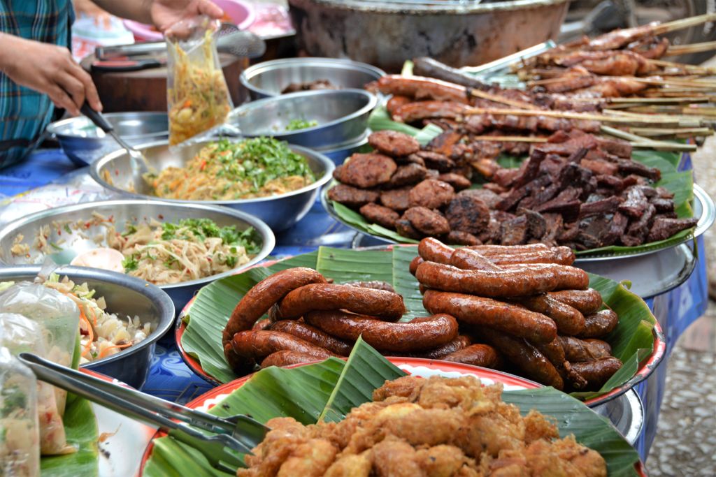 Bancarella di street food al mercato notturno di Luang Prabang, sapori autentici per chi viaggia in Laos