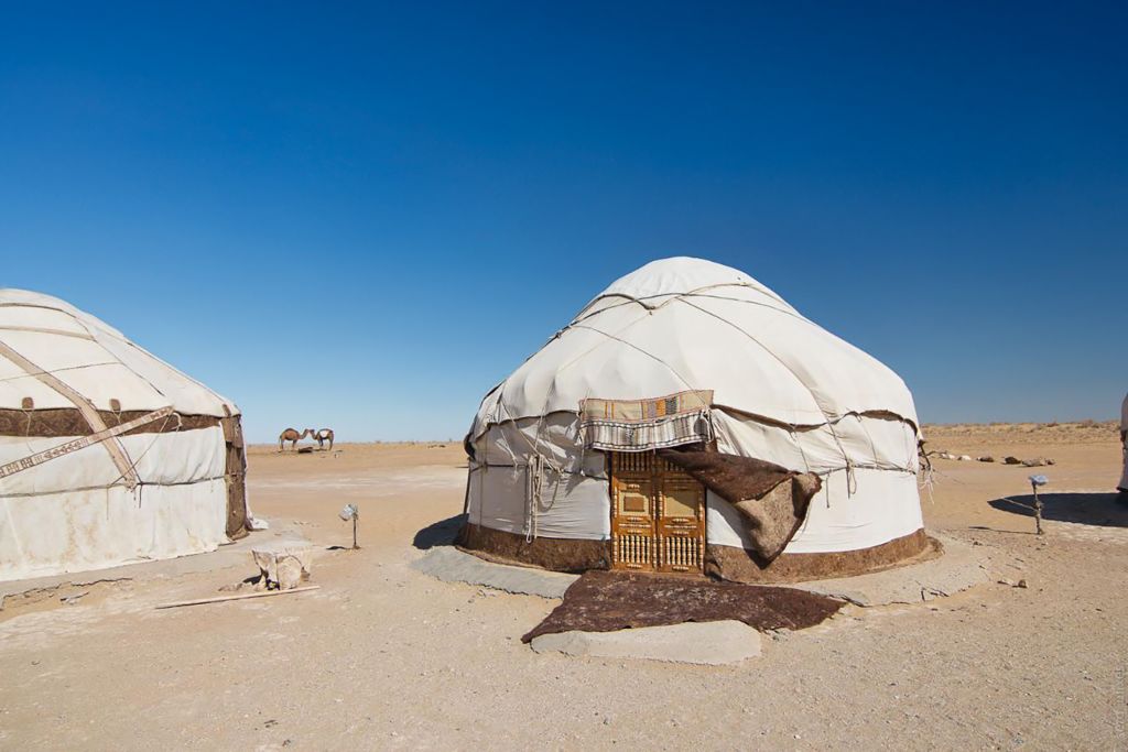 Yurta tradizionale nel deserto del Kyzylkum vicino a Nurata, Uzbekistan