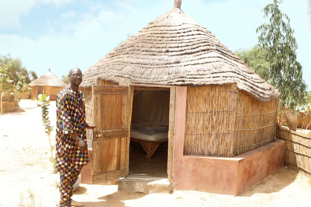 Capanna tradizionale in banco e paglia in un villaggio senegalese