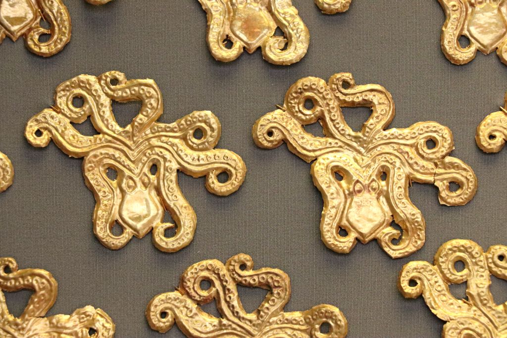 Gioielli d’oro micenei esposti in museo, tipici dell’artigianato dell’antica Micene.