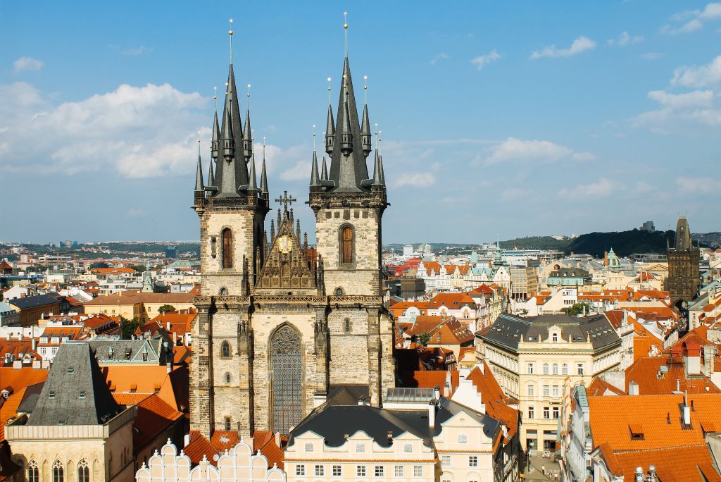 Vista panoramica sulla Cattedrale di San Vito con le sue torri gotiche viste da lontano, Praga, Repubblica Ceca