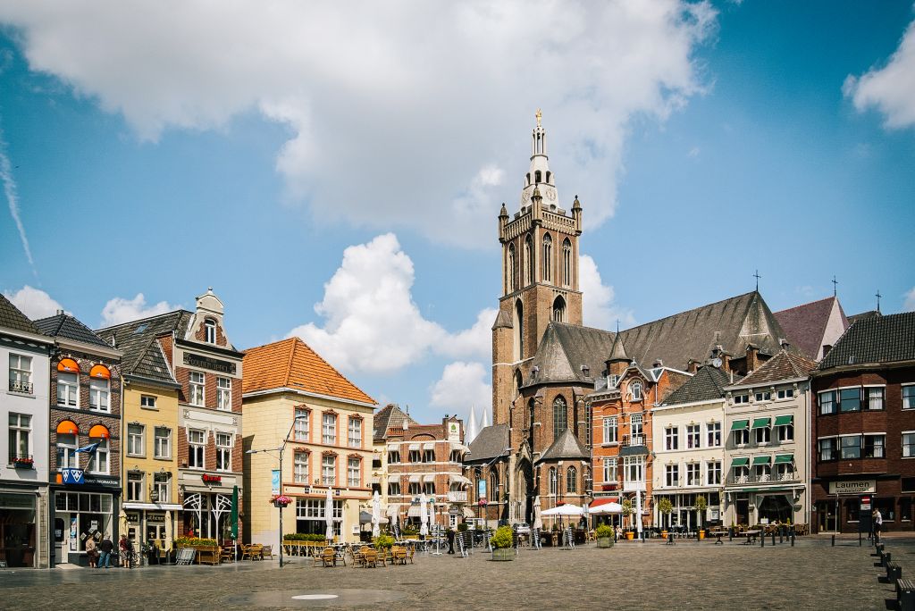 Piazza di Gouda con edificio del municipio e architettura storica