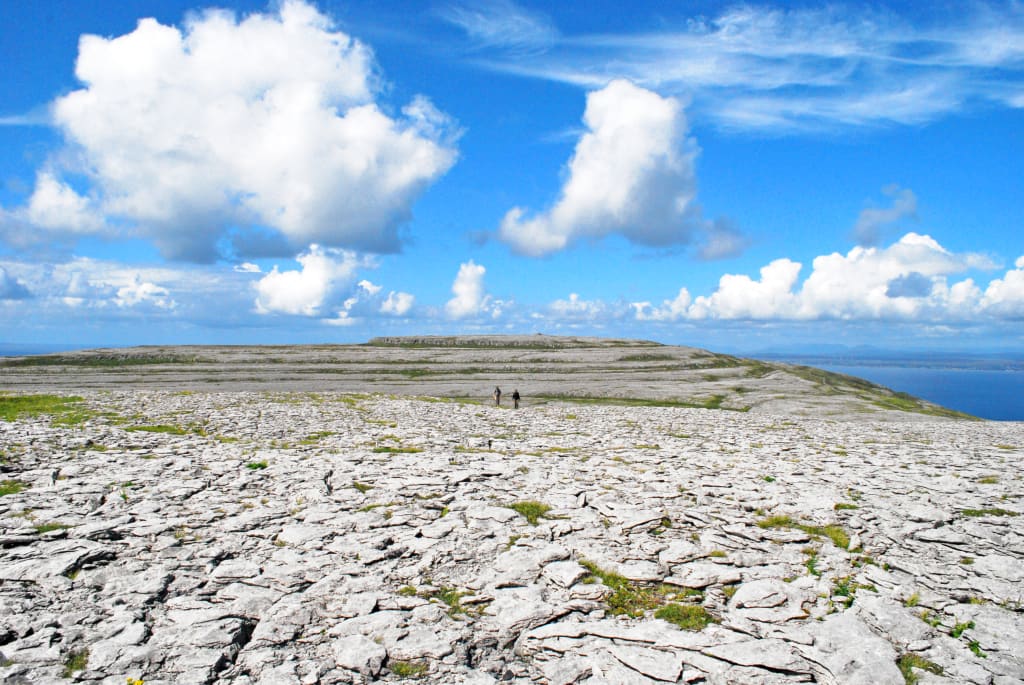 Paesaggio roccioso del Burren con cielo sereno, Contea di Clare, Irlanda