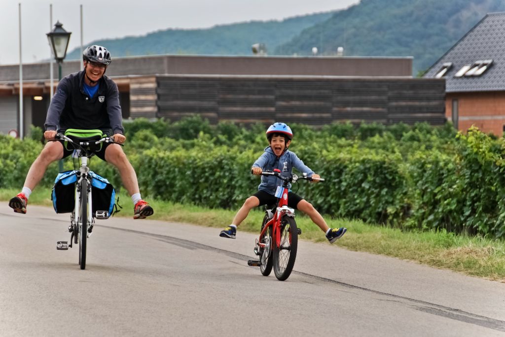 Padre e figlio in bici con caschetto, divertimento, vacanza all'aria aperta, tra Linz e Vienna, Austria