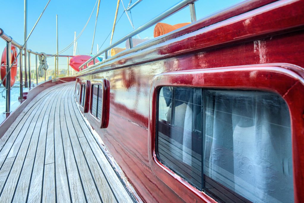 Dettagli di una nave a vela con cime e strutture rosse ormeggiata a Kos, Grecia.
