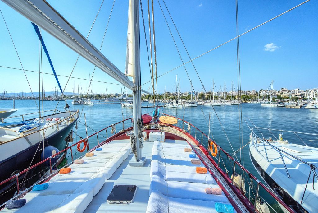 Ponte di una grande nave a vela nel porto di Atene, Grecia, pronto per una crociera.
