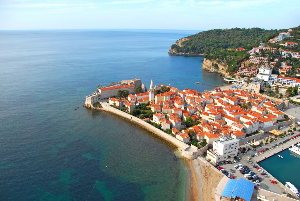 Baia di Kotor con città storica lungo la costa.