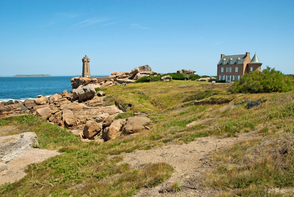 Veduta del faro di Ploumanac'h nella Costa di Granito Rosa, Bretagna.