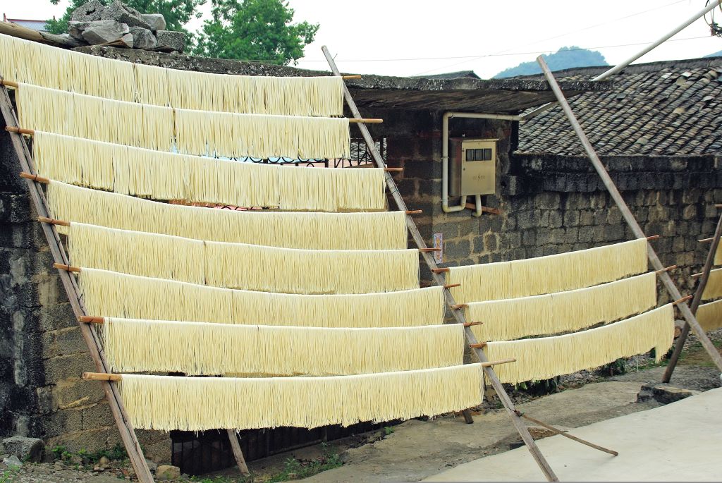 Noodles cinesi stesi ad essiccare in un villaggio tradizionale.