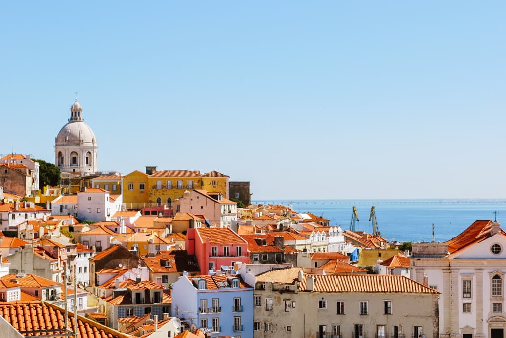 Panorama del quartiere Alfama con i tetti rossi e vista sul fiume Tago, Lisbona, Portogallo.