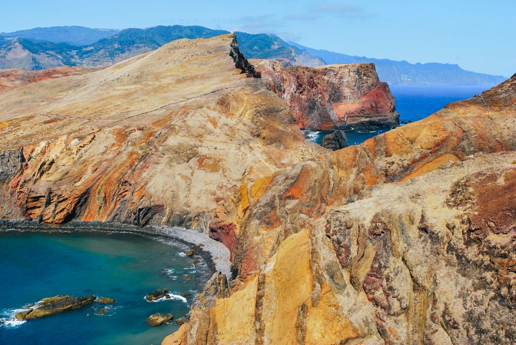 Scogliere rosse con l'oceano sullo sfondo, Ponta de São Lourenço, Madeira, Portogallo.