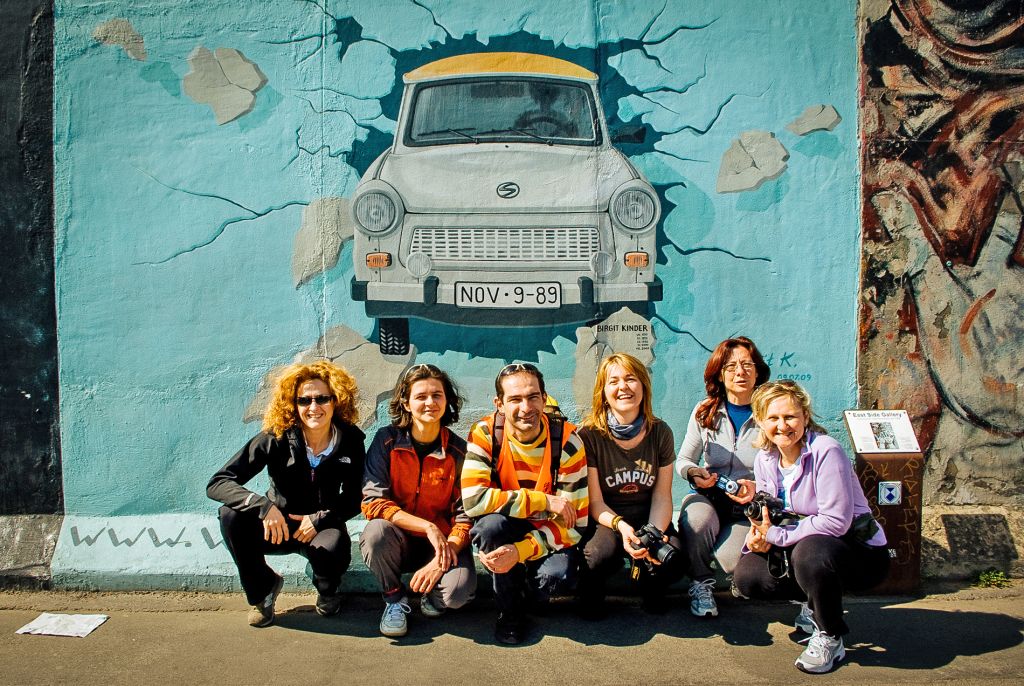 Gruppo seduto vicino a un murales in città, viaggi di gruppo "Girolibero"