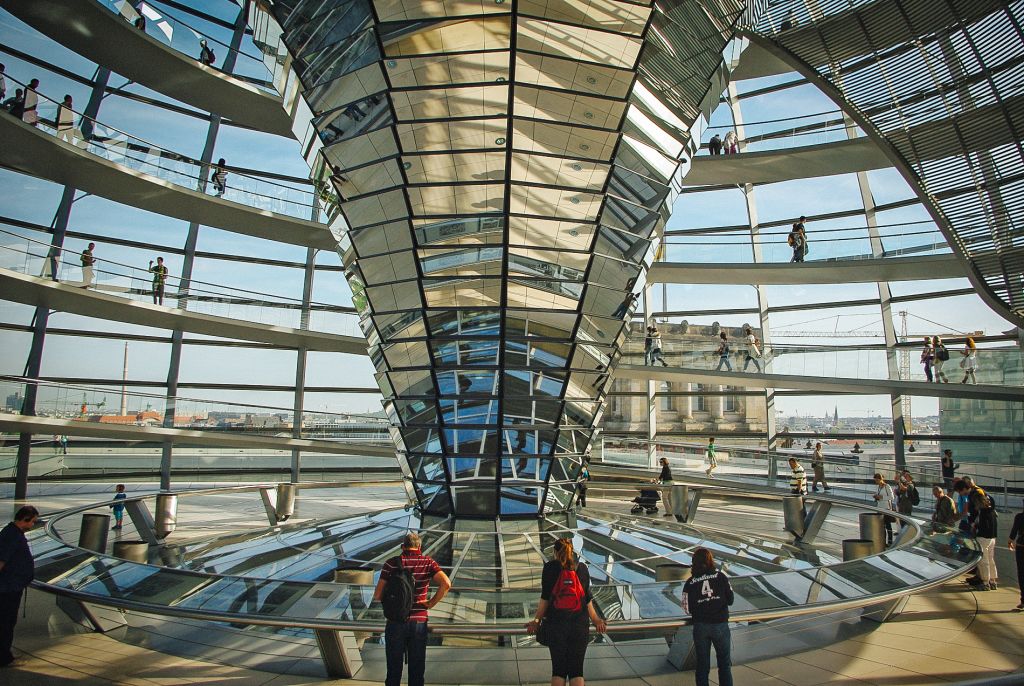 Visitatori all'interno della cupola del Reichstag a Berlino, Germania.