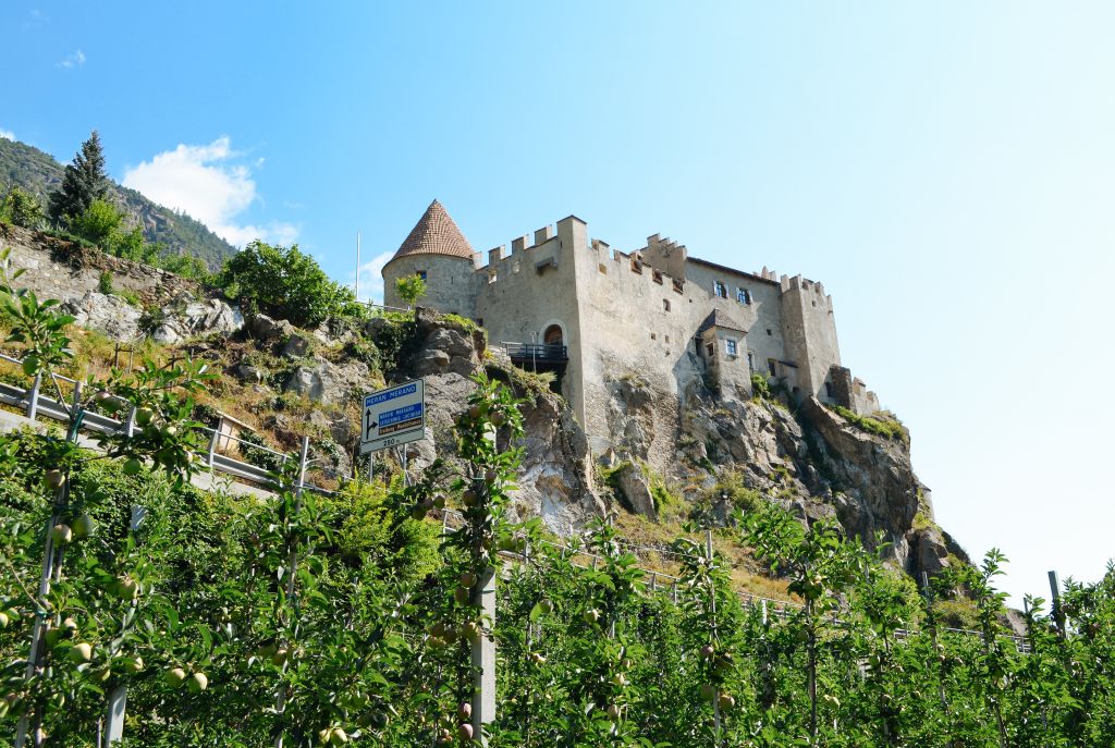 Castello di Castelbello, sperone di roccia sulla sponda sinistra dell'Adige, vegetazione rigogliosa, Alto Adige