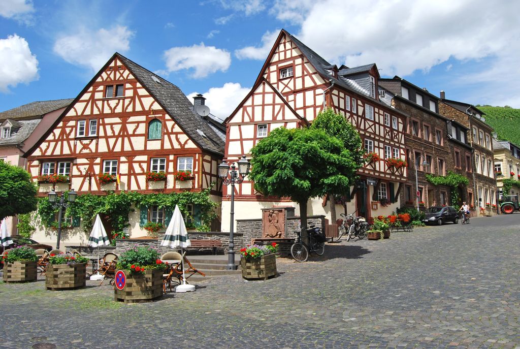 Case a graticcio tradizionali nella piazza storica di Bernkastel-Kues lungo la Valle della Mosella.