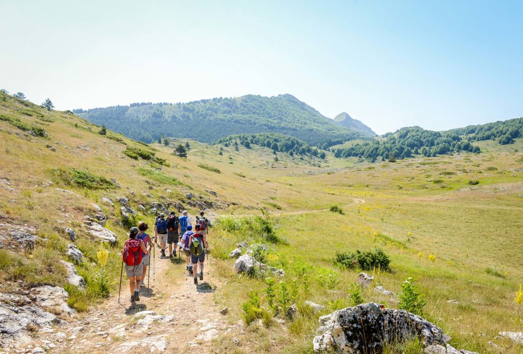 Viaggiare a piedi, gruppo durante un trekking, Parco del Gran Sasso