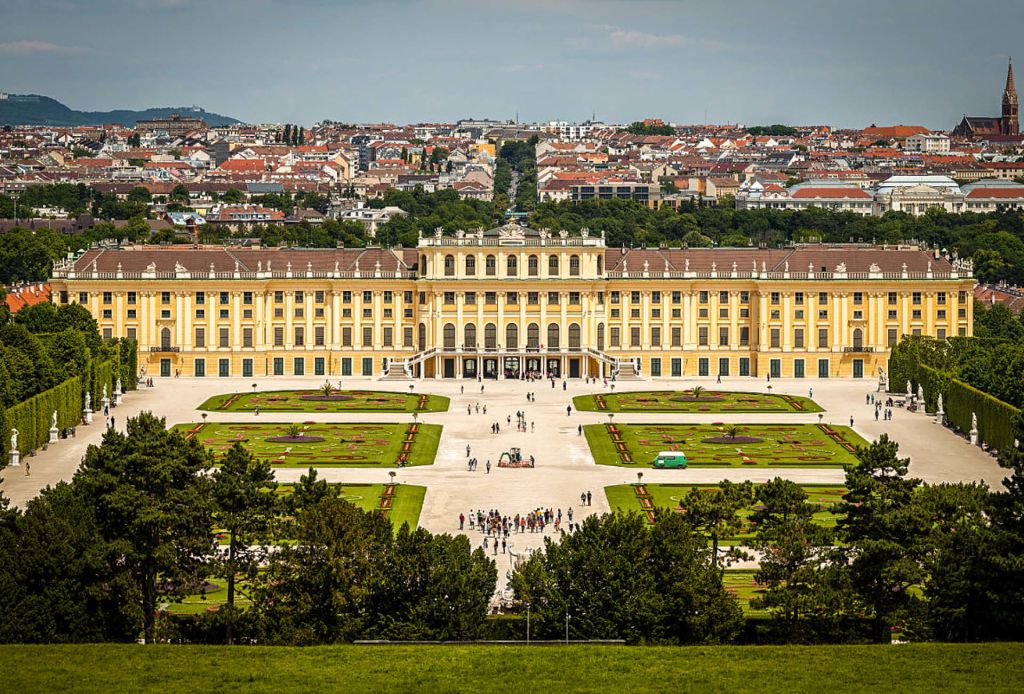 Panorama von Schloss Schönbrunn und Gärten, Wien, Österreich