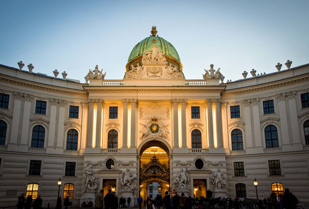 Castello di Hof illuminato di notte con facciata neoclassica, Austria