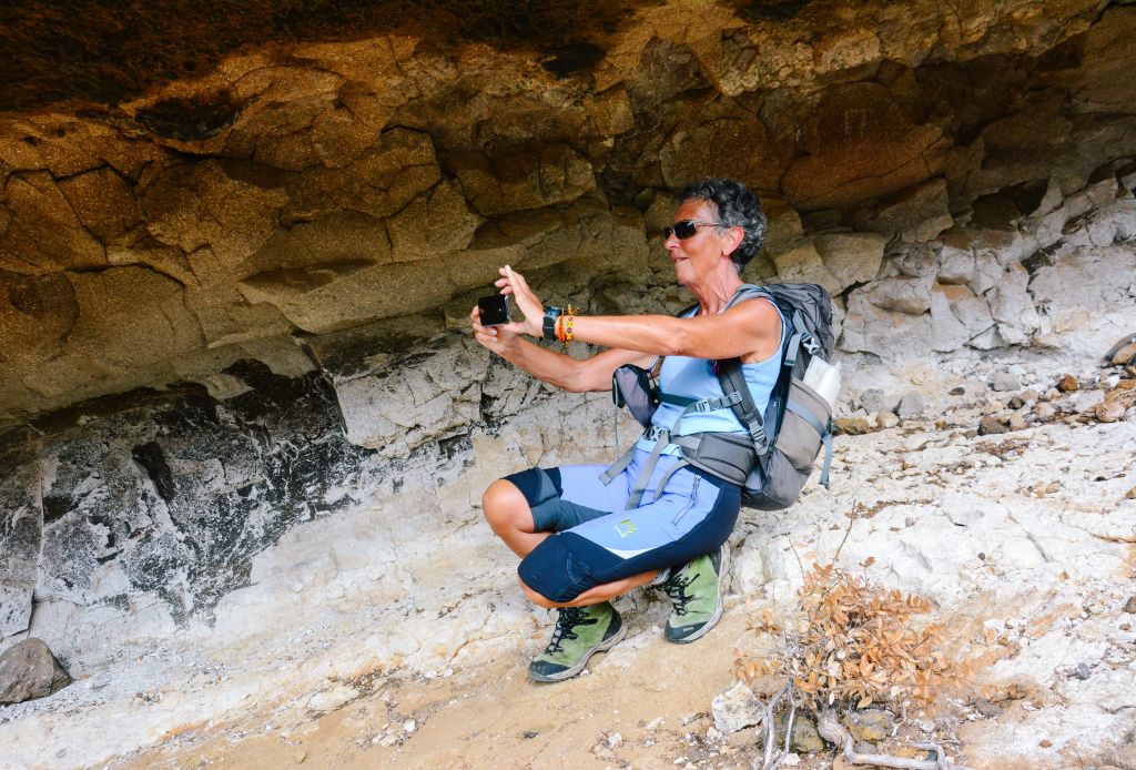 Escursionista mentre fa una foto, viaggio a piedi a Tenerife