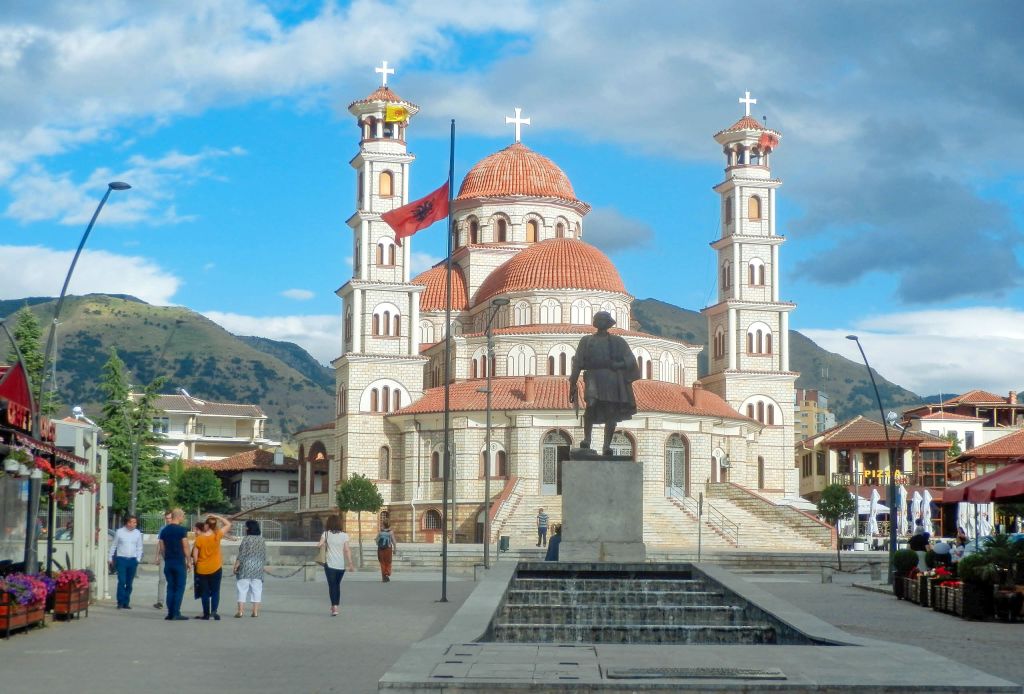 Chiesa antica con cupole rosse, vacanze in bici in Albania