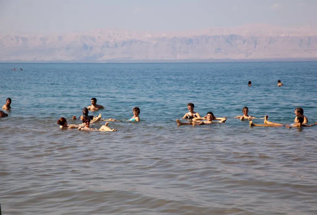 Bagnanti che galleggiano nel Mar Morto sulla costa giordana