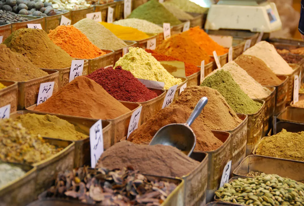 Bancarelle di spezie colorate in un souk in Giordania