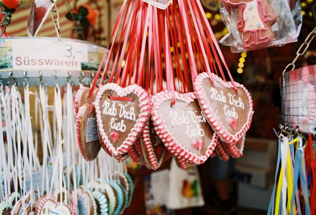 Stand di dolci tipici e cuori di pan di zenzero, lungo la Ciclabile dell'Altmühl.