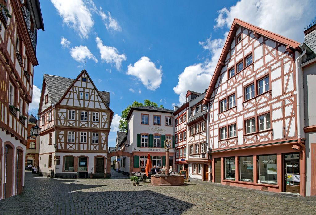 Piazza del centro storico di Mainz con tipiche case a graticcio, Germania.