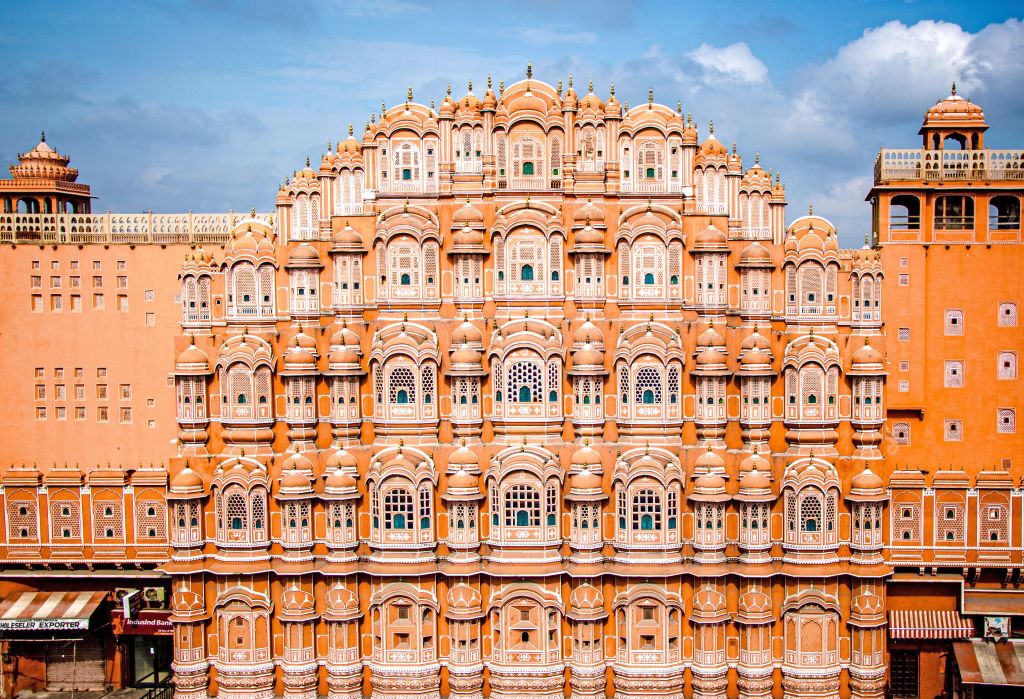 Facciata di Hawa Mahal illuminata al tramonto.