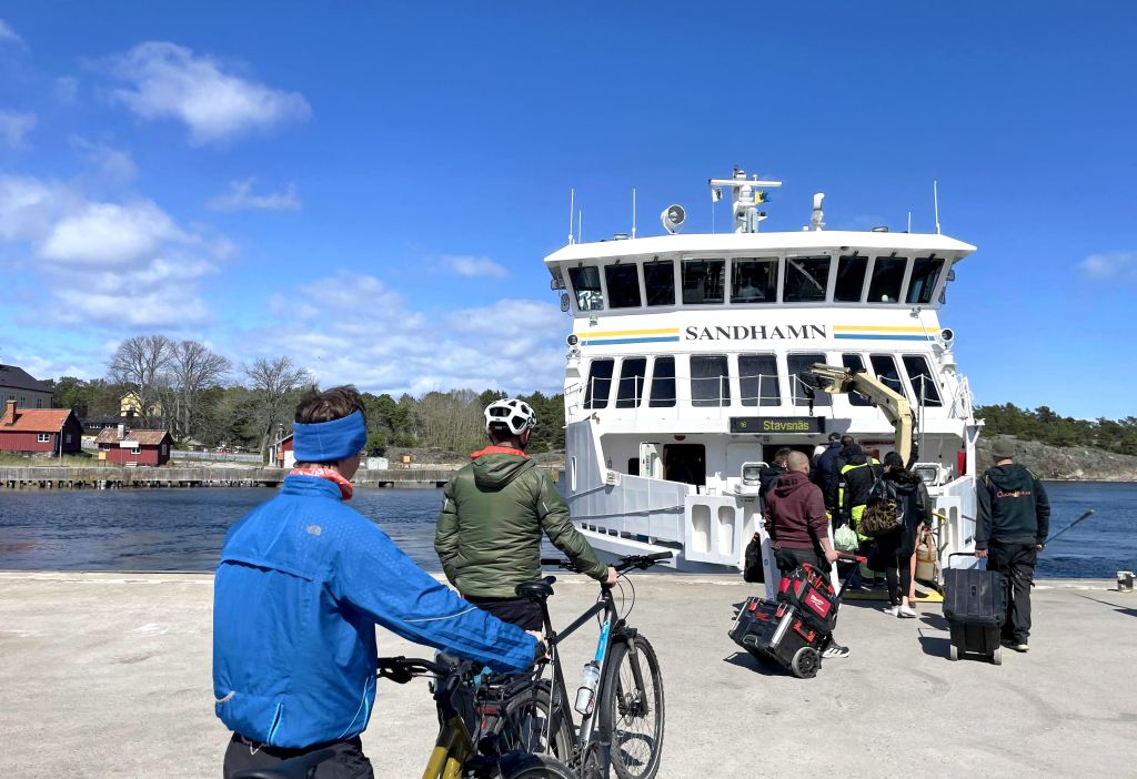 Viaggiatori con biciclette su un traghetto dell’arcipelago di Stoccolma.