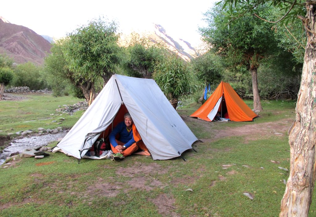 Tende da campeggio montate in un prato ai piedi delle montagne del Ladakh.