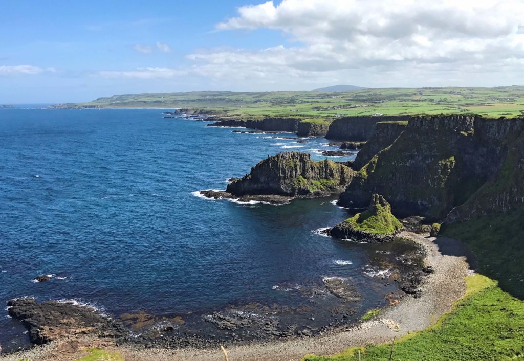 Veduta della costa frastagliata dell'Irlanda del Nord con insenature e scogliere