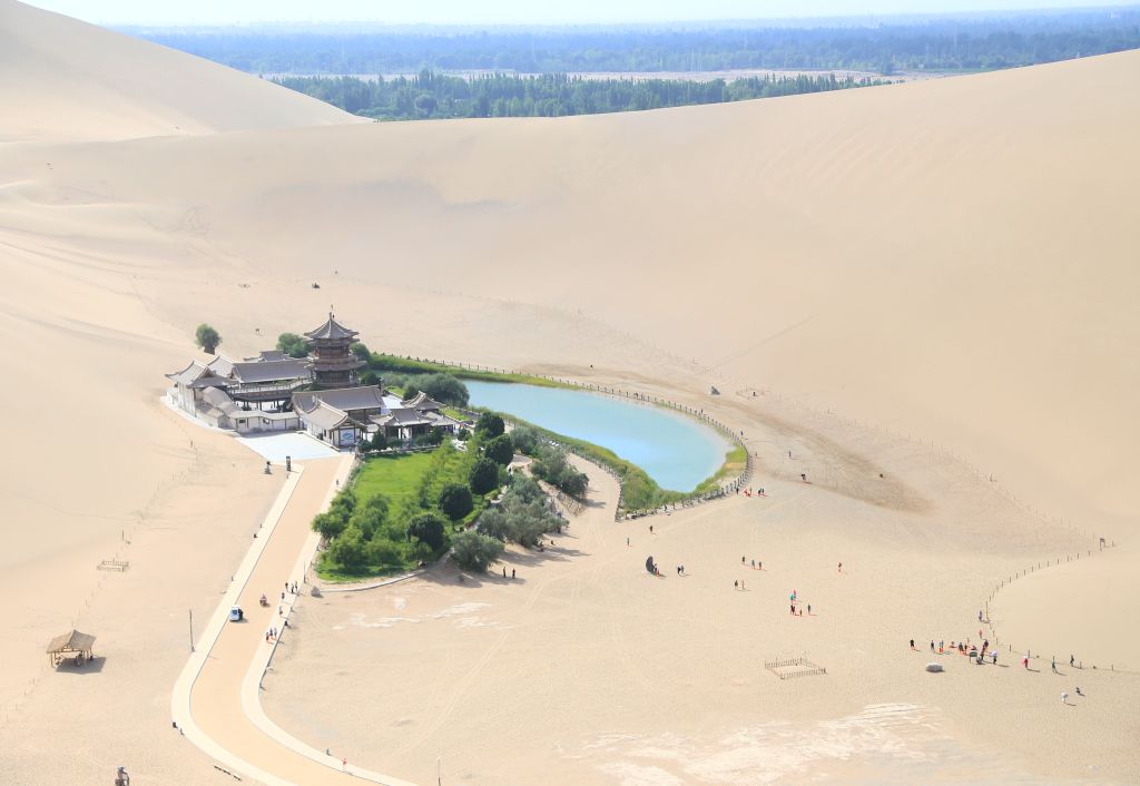Veduta aerea del Lago della Mezzaluna nel deserto del Gobi, nei pressi di Dunhuang, Cina.