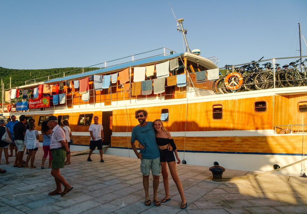 Turisti su un pontile davanti a una barca attraccata, Dalmazia