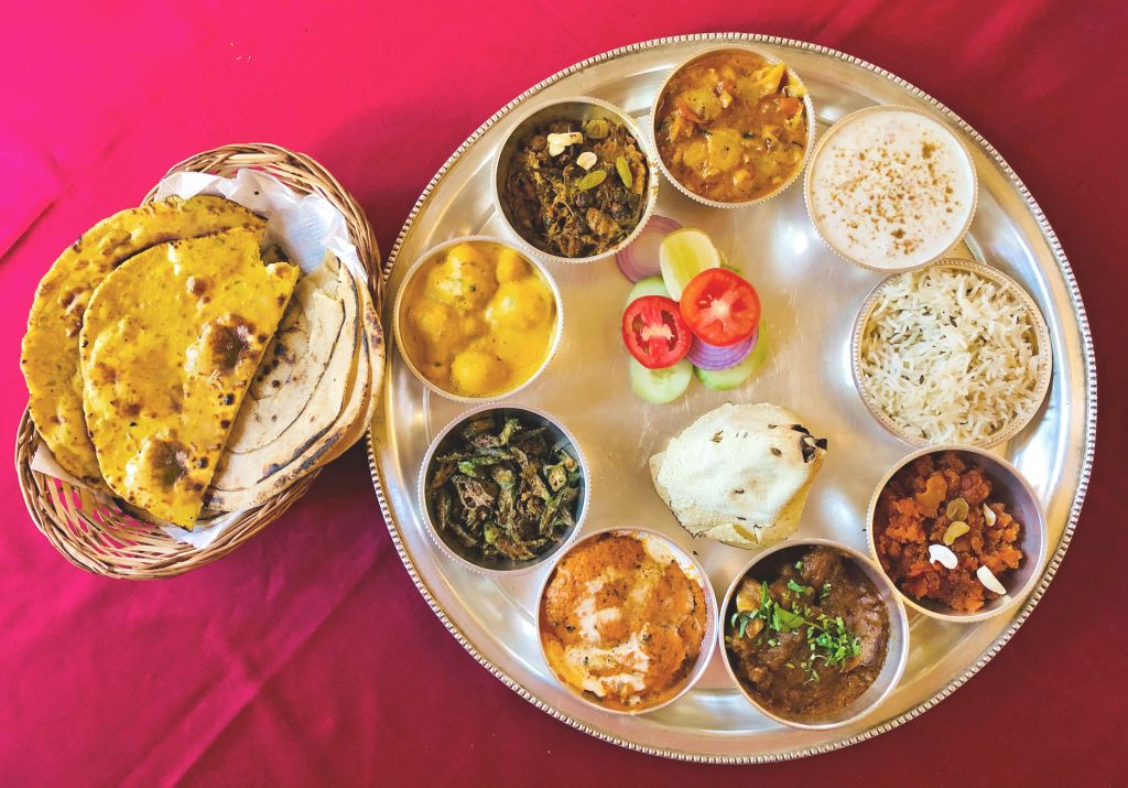 Piatto thali con specialità della cucina tradizionale indiana.