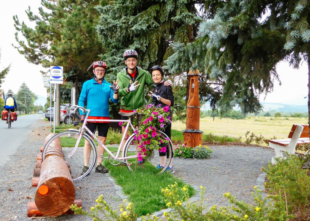 Ciclisti in sosta vicino a un viale alberato con panchina, Germania.