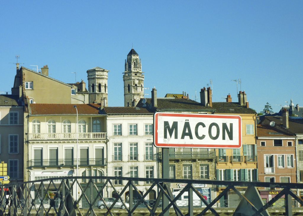 Cartello di benvenuto alla città di Mâcon con edifici storici sullo sfondo, Borgogna, Francia