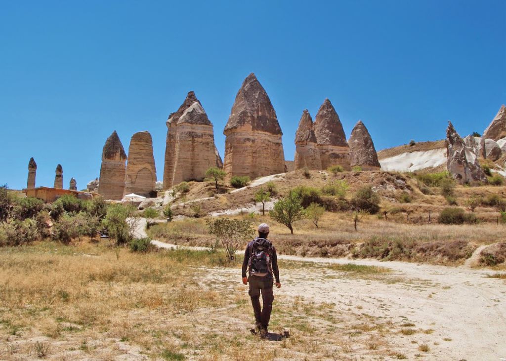 Escursionista nel paesaggio roccioso di Göreme, Cappadocia, Turchia.