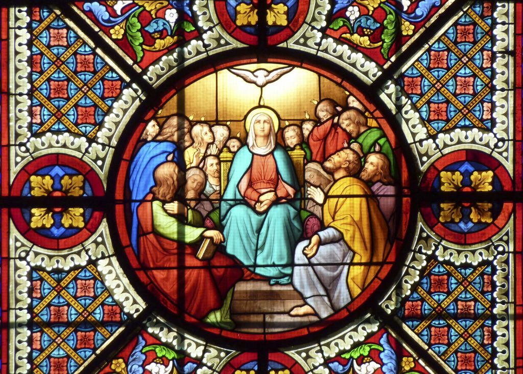 Vetrata colorata all'interno di una chiesa della Borgogna, Francia