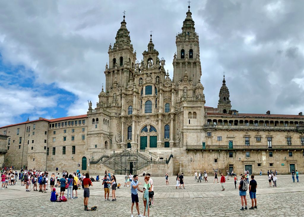 Pellegrini e turisti davanti alla Cattedrale di Santiago de Compostela, punto finale del cammino.