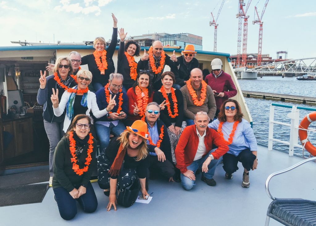 Gruppe von Touristen bei einer Bootstour auf einem niederländischen Kanal, Niederlande