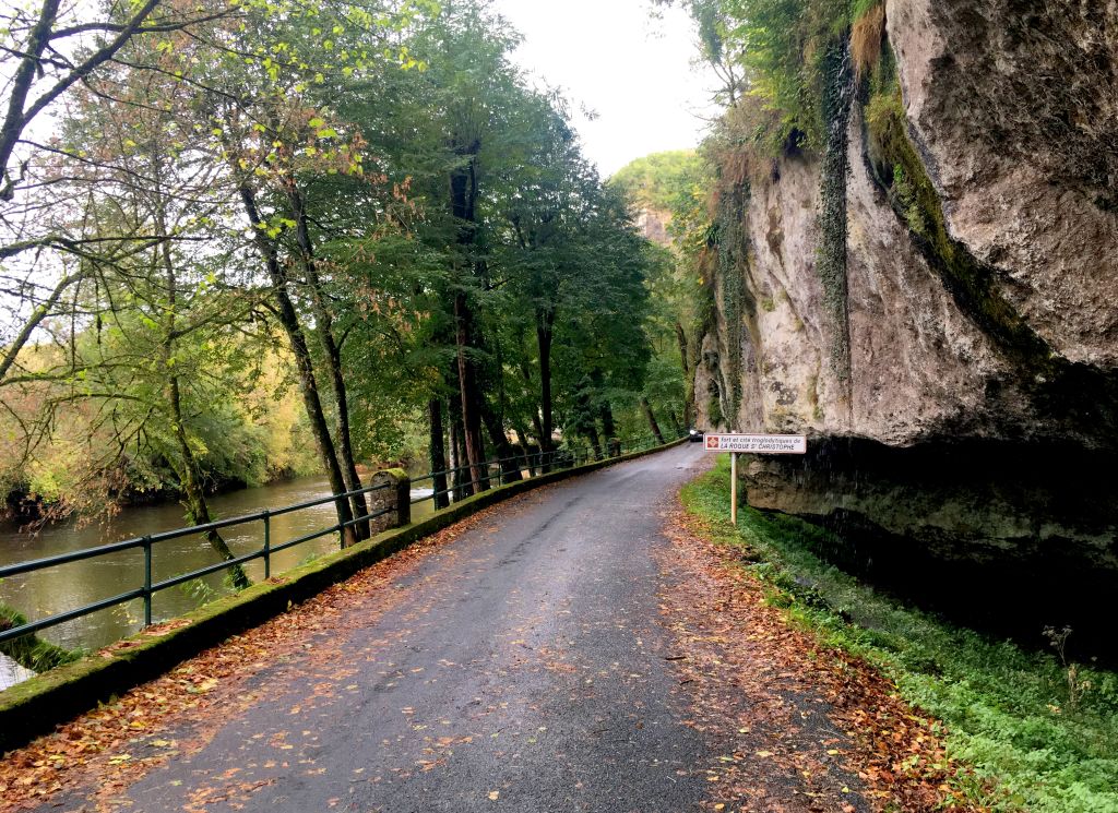Sentiero autunnale con alberi dai colori vivaci nella campagna della Dordogna, Francia