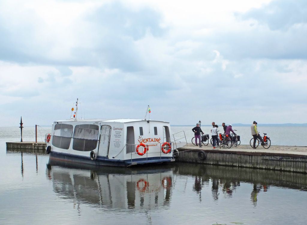 Barca turistica ormeggiata nel porto di Nida, Penisola dei Curi, Lituania, pronta per una gita nella laguna di Curlandia