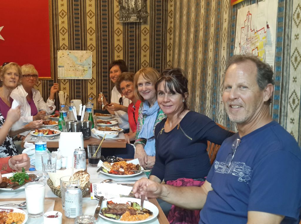 Turisti in viaggio con "Girolibero" seduti a tavola per un pranzo con piatti della tradizione turca, viaggio di gruppo in Cappadocia