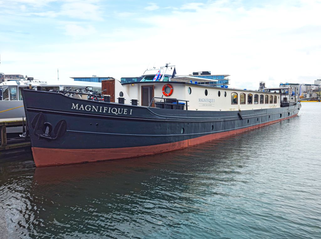 Nave fluviale "Magnifique I" ormeggiata lungo un canale nei Paesi Bassi