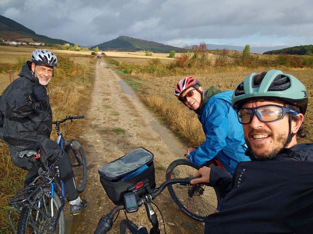 Coppia di ciclisti che si scatta un selfie su un sentiero di campagna nella Navarra, Spagna, viaggi in bici "Girolibero"