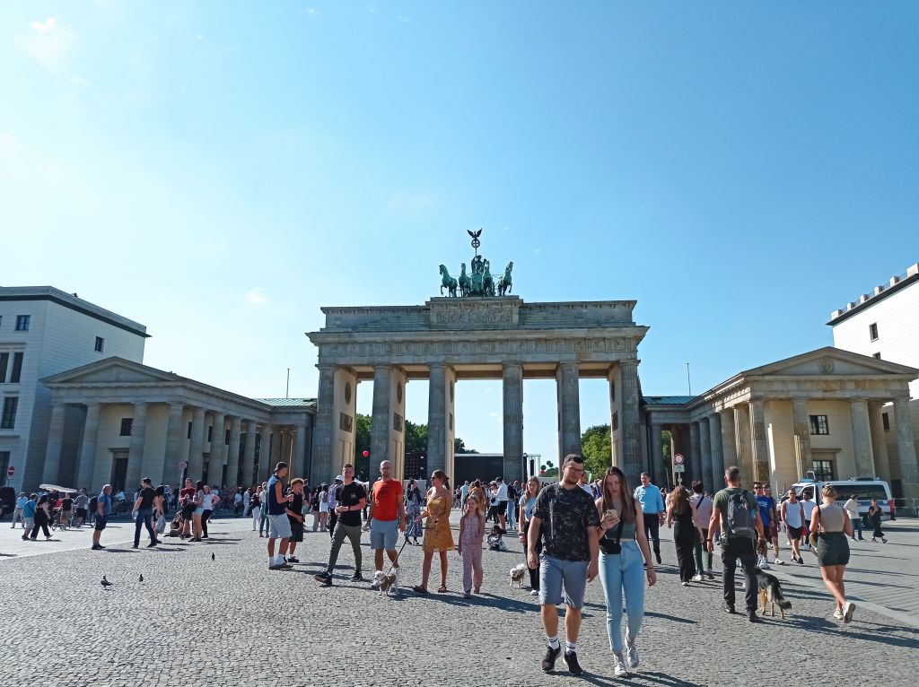 Turisti e biciclette di fronte alla Porta di Brandeburgo a Berlino