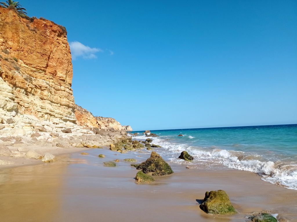 Spiaggia sabbiosa con scogliere dorate, Algarve, Portogallo