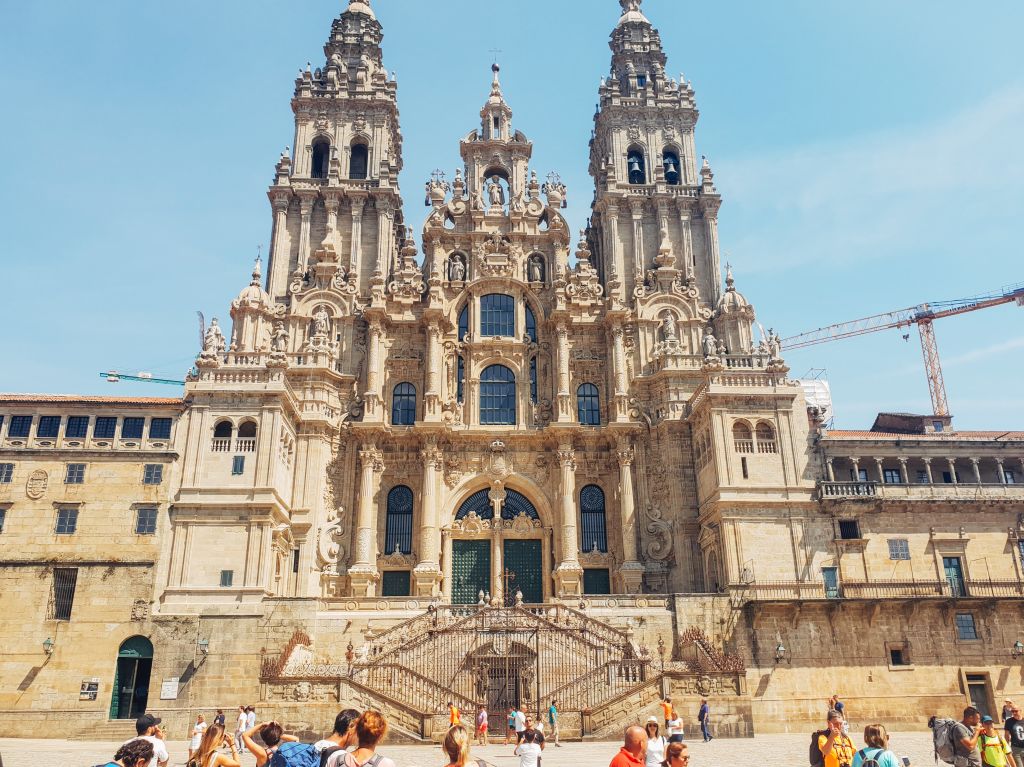 centro storico, piazza con viaggiatori, protagonista la cattedrale di Santiago di Compostela in Spagna